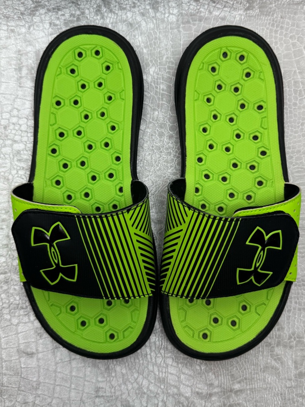Under Armour Playmaker IV Slides in "High Vis Green/Black", Size youth 5